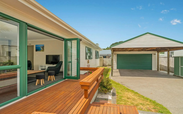 The Sunny Bach - Cooks Beach Holiday Home