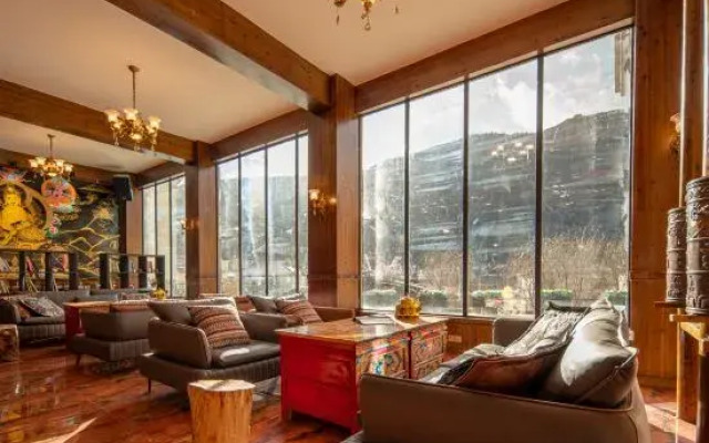 Far Mountain Dream Hotel