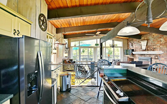 Rustic 5BR Escape  Sauna Hot Tub