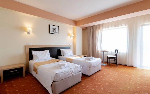 Hotel Oxford Inn & Suites