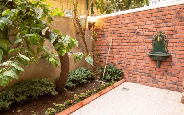 Yakamoz 2 BR Stylish House with garden in Kadikoy