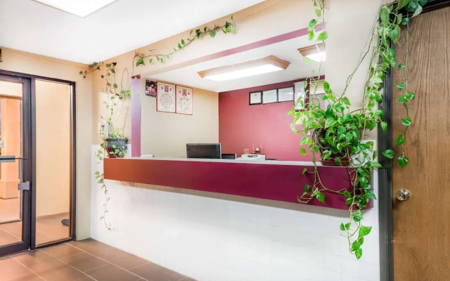 Super 8 by Wyndham Paris