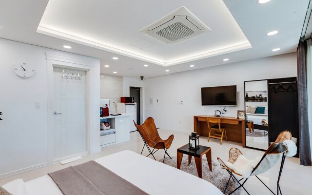 Geoje Mr. Jun Pool Villa