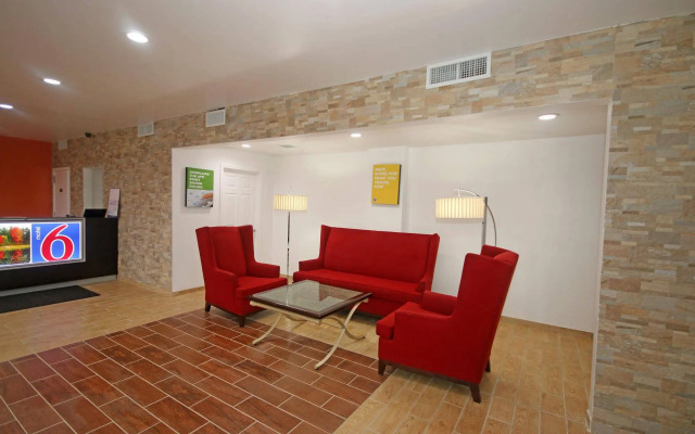 Econo Lodge Airport near Billy Graham Parkway