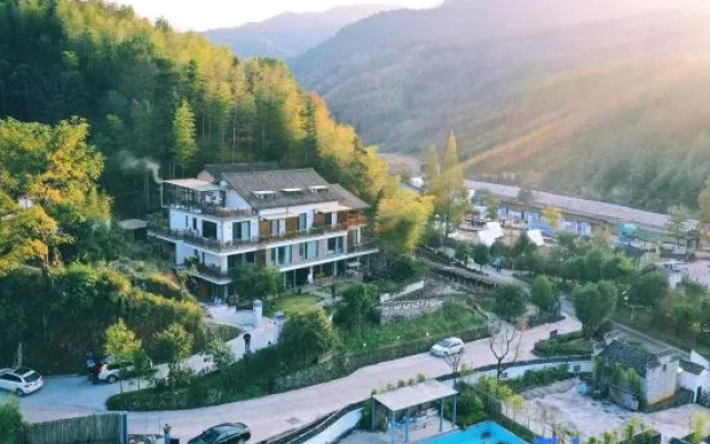 Longquan Moshangguiren Homestay (Baoxi Scenic Area)