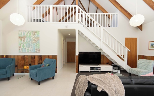 Pitcairn House – Guest Rooms – Burnt Pine