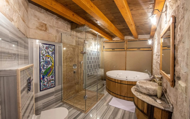 Explorer Cave Hotel