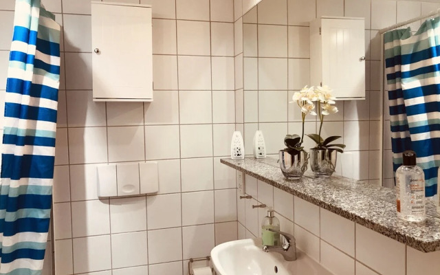 2 Bedroom Luxe Dockland Apartment with Parking