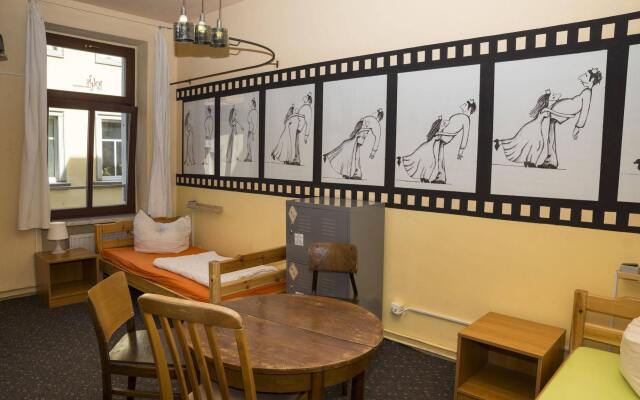 Lollis Homestay - Hostel