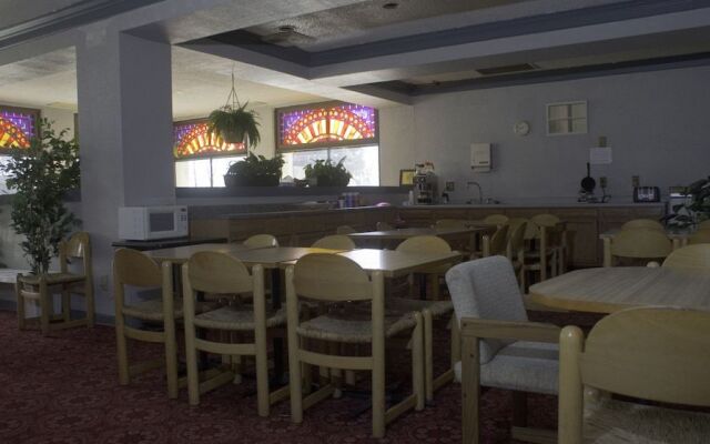 Red Carpet Inn & FantaSuite Hotel