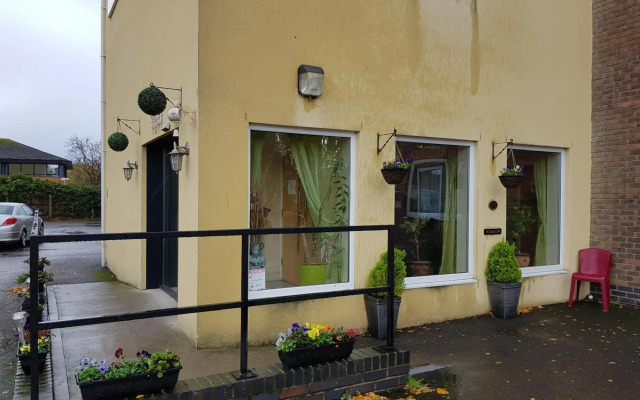 OYO Go2 Gloucester Hotel