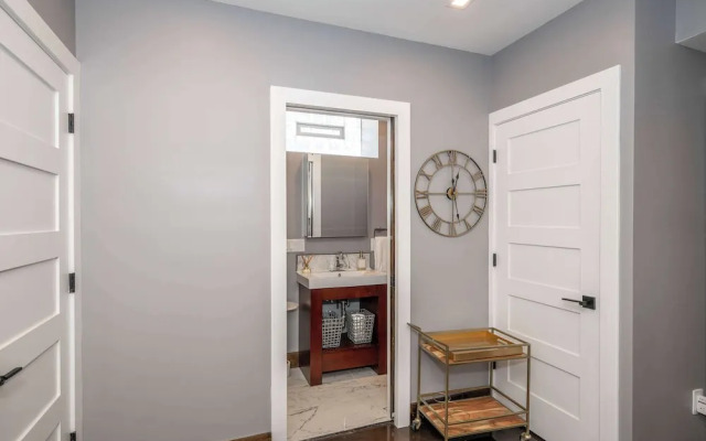 Luxury Mt. Adams Retreat Apt 1