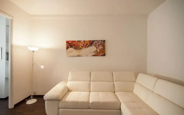 Spacious Apartment in Rome near Sea