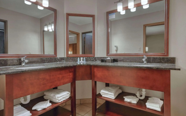 Comfort Suites Appleton Airport