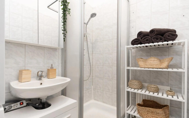 King Bed Home, Tv, Perfect for groups of 6