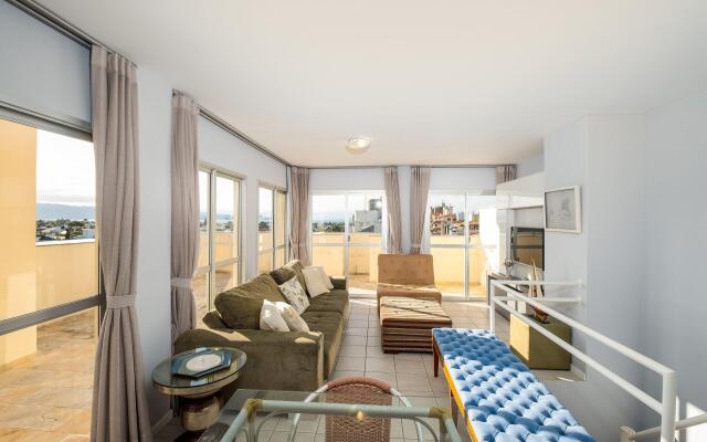 Apto com churrasqueira a 3min da praia EST403