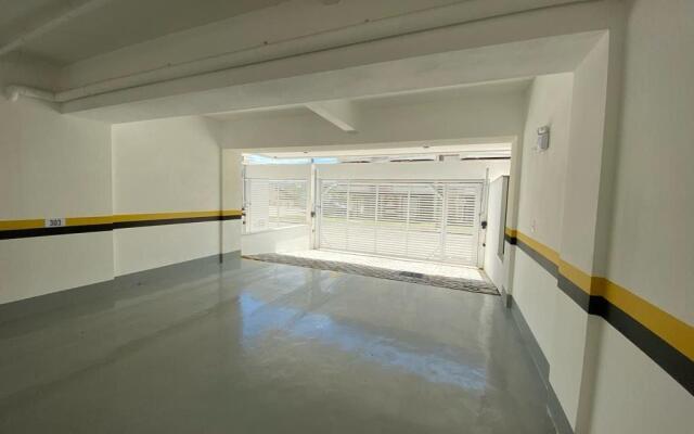 Apto c/churrasq na sacada em bombinhas RNA0303