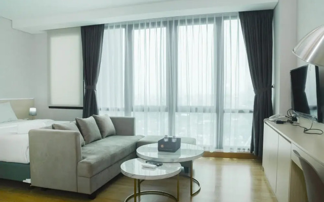 Comfortable Studio Room at Capitol Suites Apartment