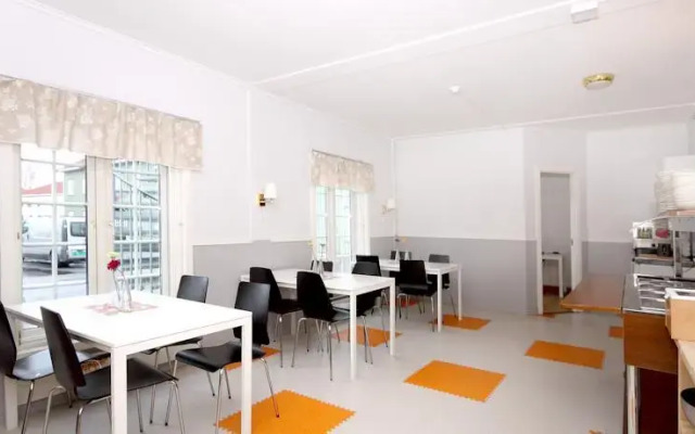 Airport Motel & Apartment - Hostel