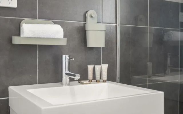 Sleek Richmond 1-bed Close to Everything