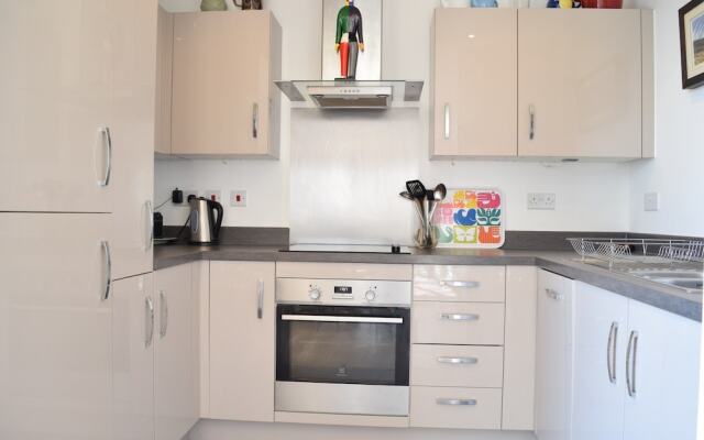 1 Bedroom Apartment With Balcony Near Regent's Canal