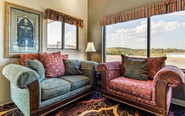 Econo Lodge Inn & Suites Shepherd of the Hills Expy