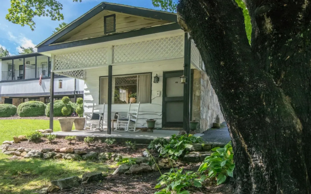 Stone Studio Lakefront Pool Access