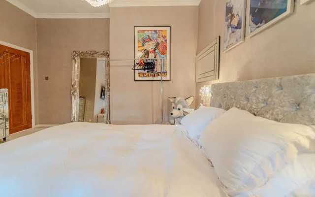 Warm & Welcoming London Escape With Home Touches