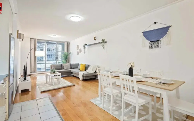 A Stylish Studio for 6, Next to Darling Harbour