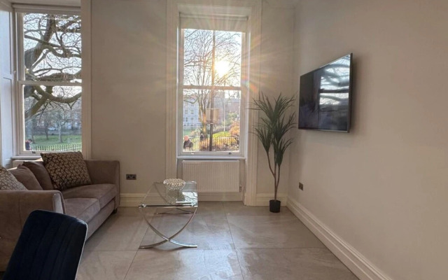 Luxury Full Apartment Free Secure Parking King bed
