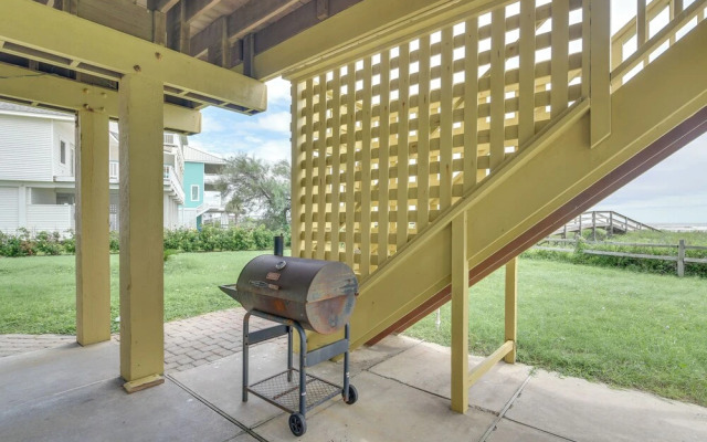 Oceanfront Home w/ Beach Access in Galveston