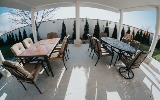Carla Residence