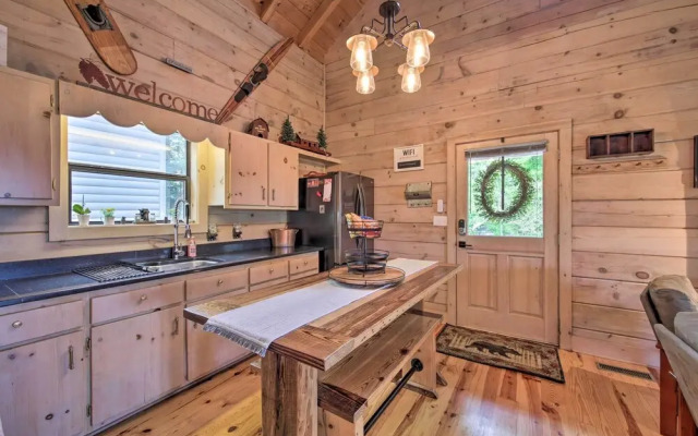 Treetop Hideout w/ Long-range Mountain Views!