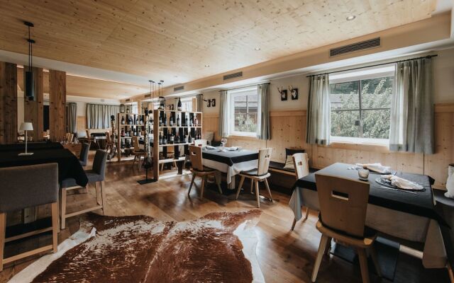 Presulis Hideaway Apartments & Restaurant
