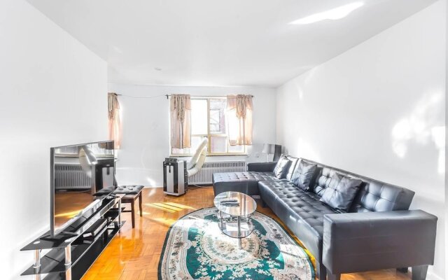 Magnificent Condo at Leaside - 10 Mins to Downtown