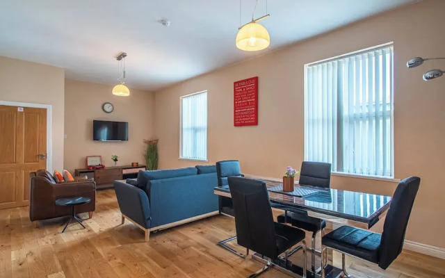 Stylish & Spacious Apartment With Private Balcony