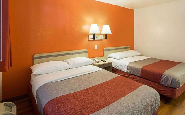 Super 6 Inn & Suites Baton Rouge