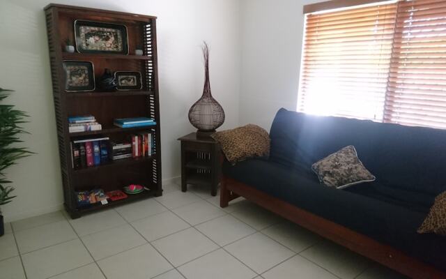 Palm Lakeside - Bowen, Whitsundays Wifi Netflix Private Cool Luxury