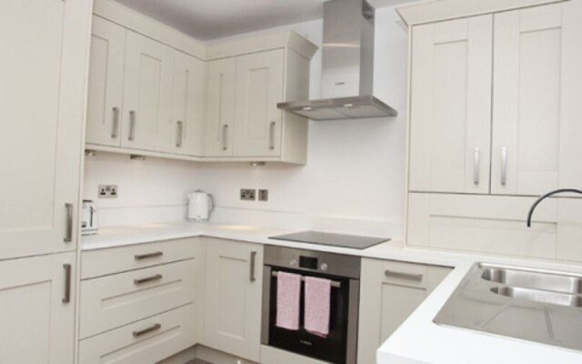 Whitehouse Apartments- Apartment B