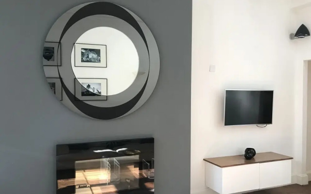 Suitely Trafalgar Square Luxury Apartment