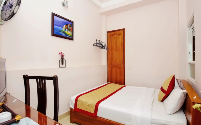 Gold Night Hotel