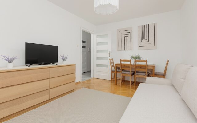 Apartment Chmielna 100 by Renters