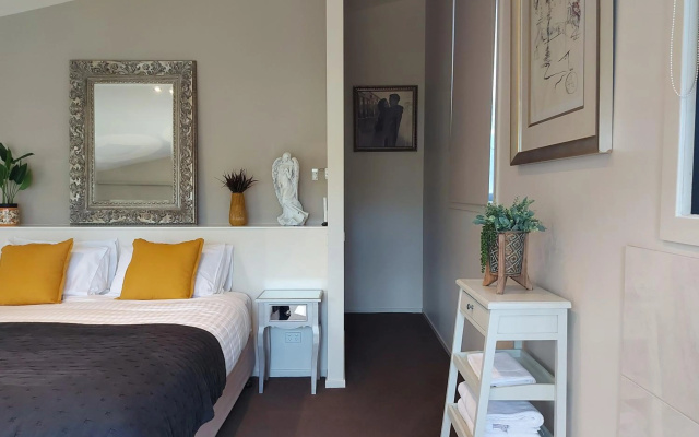 Adelphi Apartment 6 Riverview 2 BDRM or 6A King Studio Riverview both with balconies – Guest Rooms – Echuca