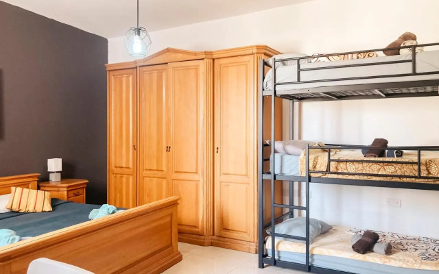 XL Central Home - Sleeps 10 people
