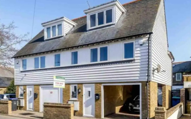 Perfect Location, dog Friendly Beautiful Home