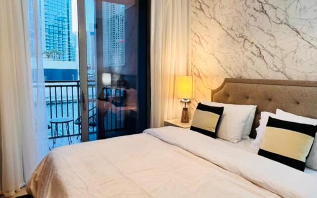Luxury beach front apartment with balcony Dubai Marina