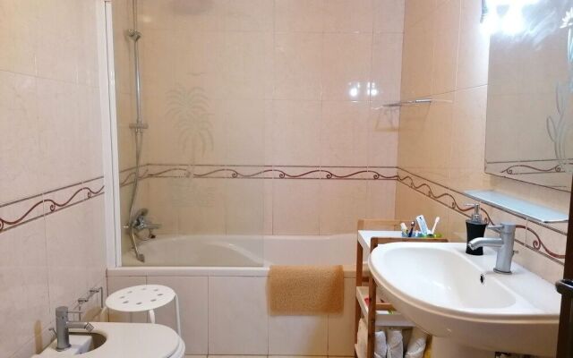 Holiday Home 2 Minutes From the Beach and Close to Major Tourist Attractions!