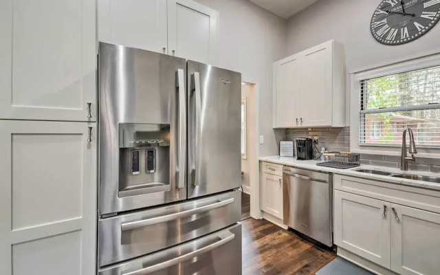 Atlanta Retreat w/ Deck in Greenbriar Area!