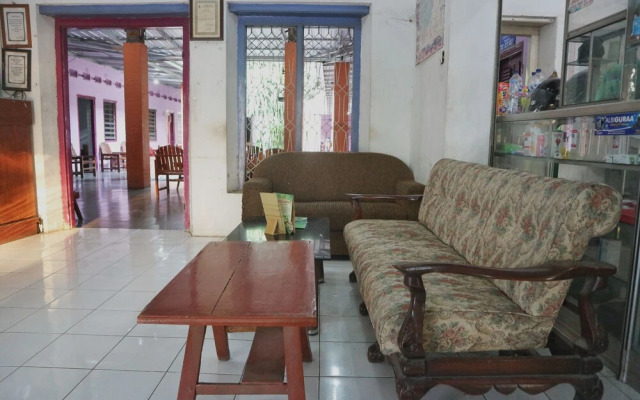 OYO Life 1972 Aman Family Inn Syariah