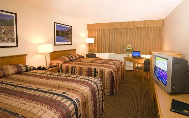 Woodlands Inn & Suites